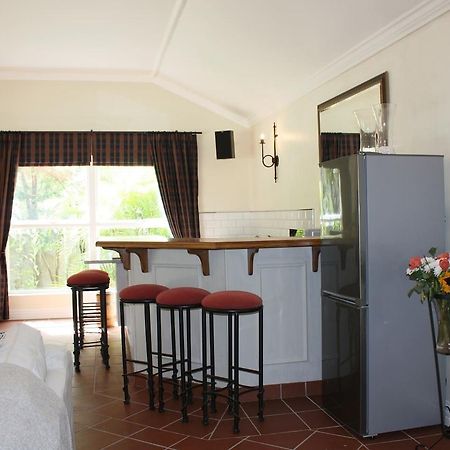 Bed and Breakfast Camelot In Constantia Kapsztad Zewnętrze zdjęcie