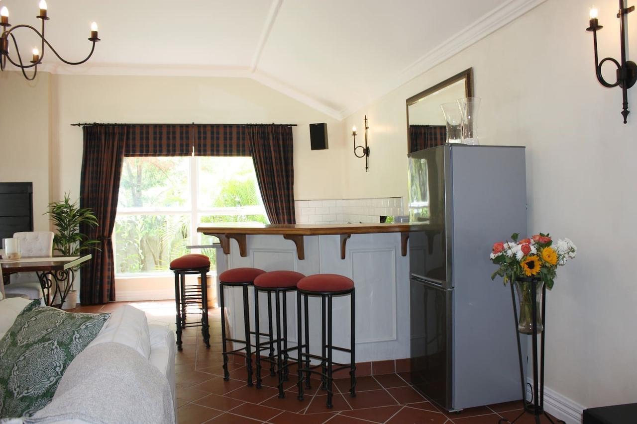 Bed and Breakfast Camelot In Constantia Kapsztad Zewnętrze zdjęcie